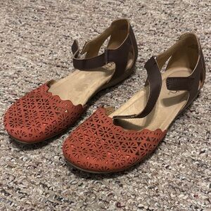 Earth Women's Size 8 Flats in Brown and Coral